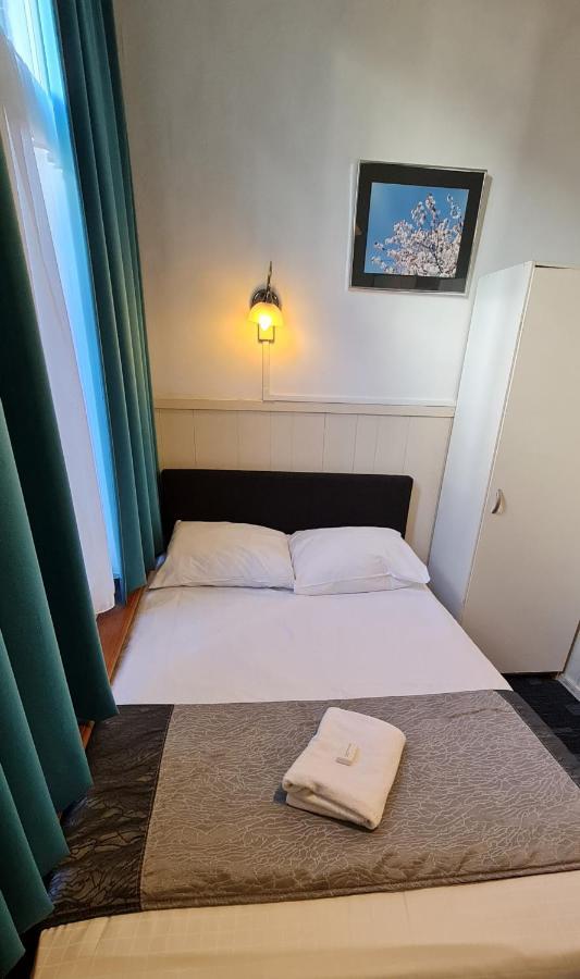 Hostel Euphemia Budget Old City Canal Zone Amsterdam Exterior foto